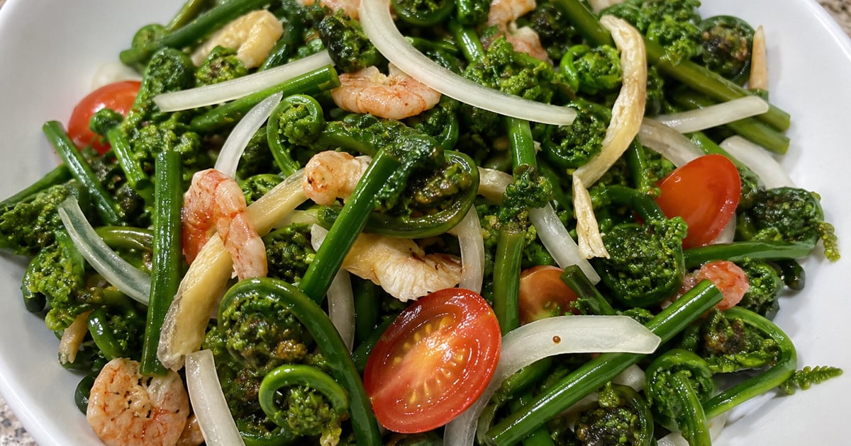 A bowl of Hawaiian pohole fern salad with diced tomato and Maui sweet onion