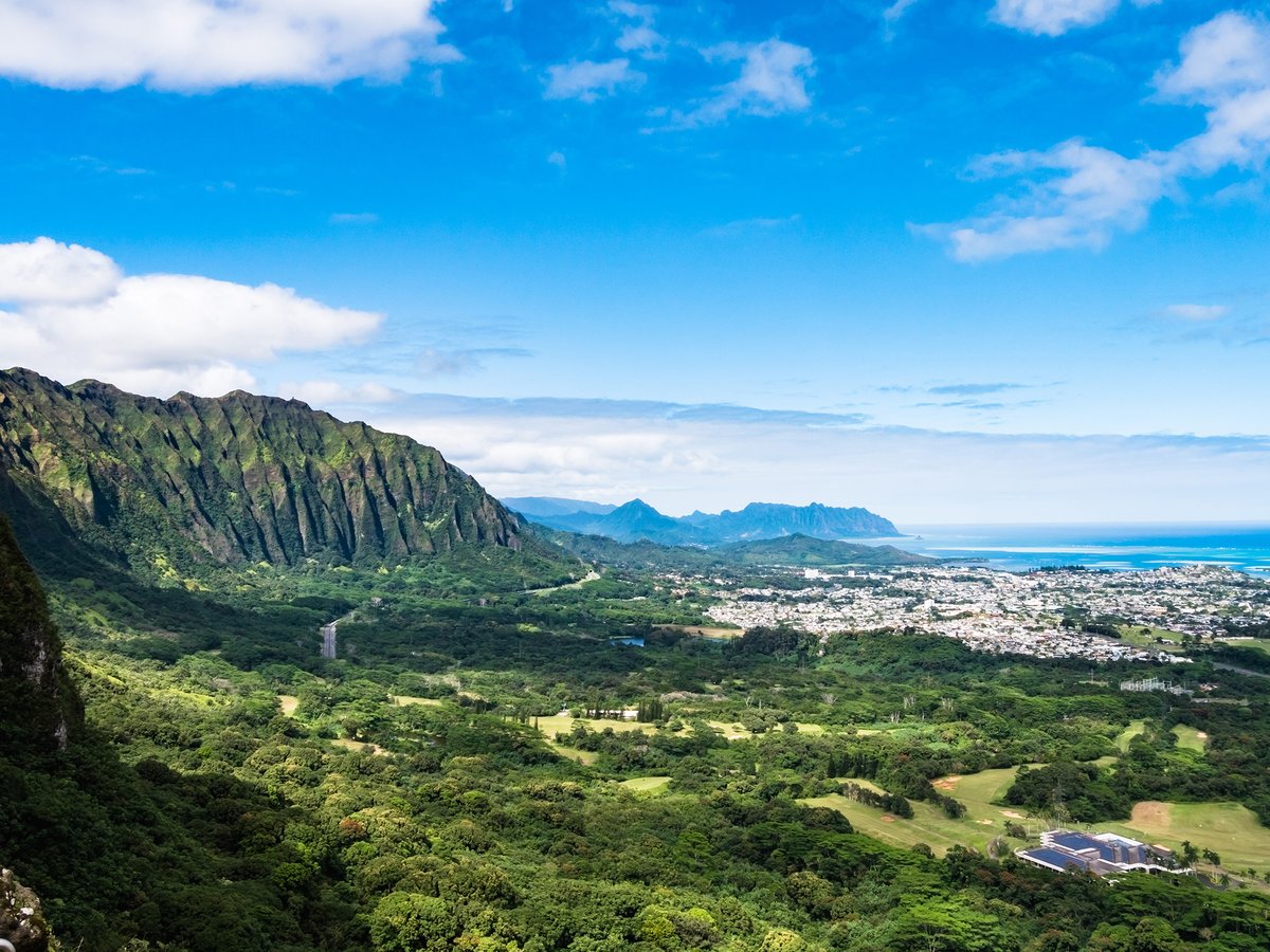 View from the Nuʻuanu Pali Lookout over the windward Koʻolau cliffs and Kāneʻohe, under a blue December sky