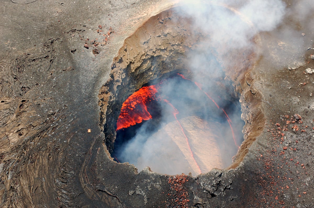 Aerial view into Puʻu ʻŌʻō during a 2006 helicopter flight over Kīlauea