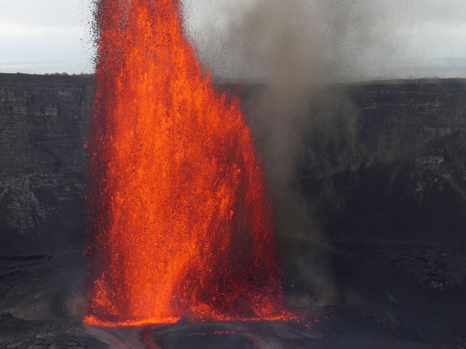 Kīlauea lava fountains rising from Halemaʻumaʻu crater at Kīlauea's summit on the Big Island