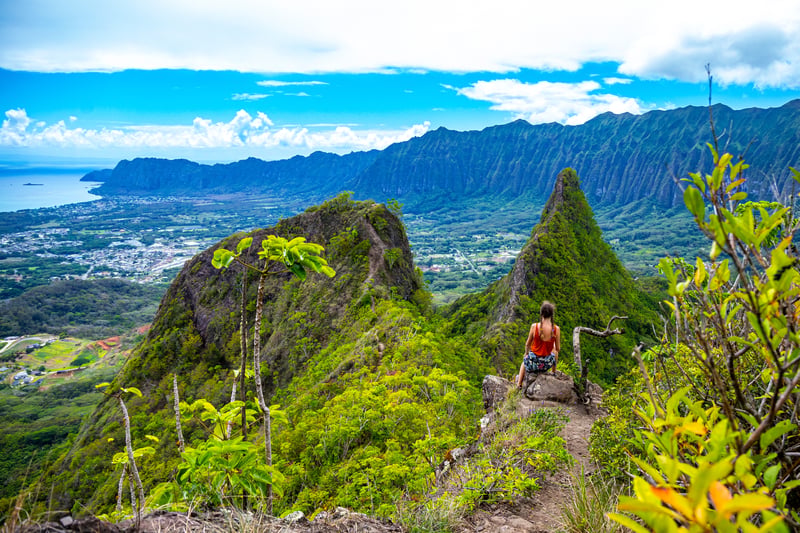 John on the knife-edge Olomana Ridge Trail (Three Peaks) on Oʻahu