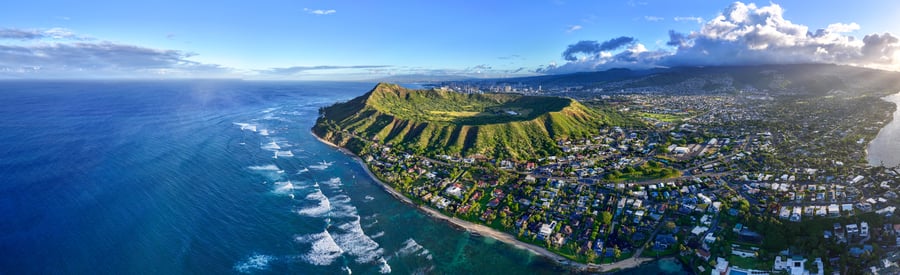 Diamond Head crater and the Waikiki skyline, Oʻahu — the iconic postcard view of the island