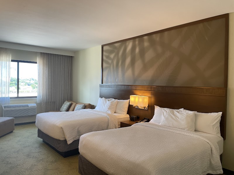 Courtyard by Marriott North Shore photo 2