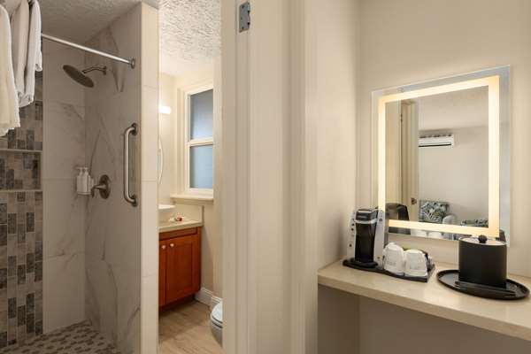 Days Inn by Wyndham Maui Oceanfront photo 3