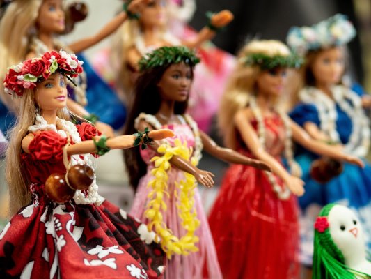 Hula girl novelty items as a type of novelty souvenir to get from Hawaii