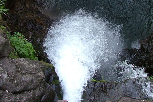 Makapipi Falls Tile Image