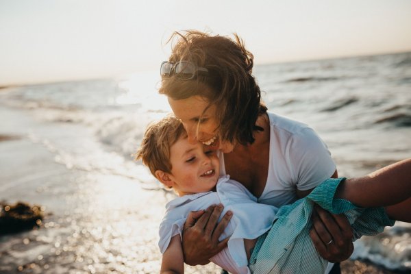 A woman and her child wearing comfortable clothing to represent what is suitable when packing for Hawaii