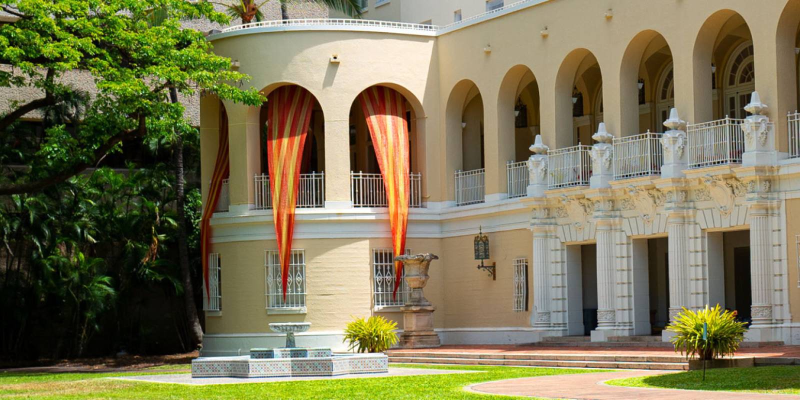 Oahu Art Tours: Museums, Murals & Honolulu's First Friday