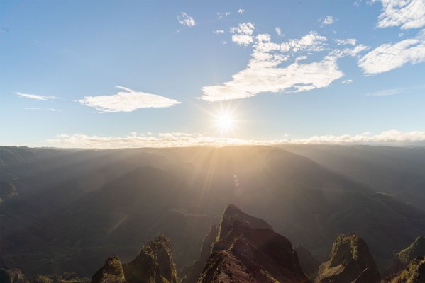 A mountain and a skyline to represent the Hawaiian legend of Hiku and Kawelu in Hawaii
