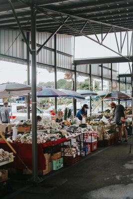 A local market that you can shop and relax at in Oahu