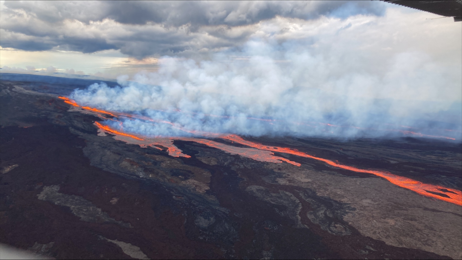 Mauna Loa eruption in Northeast rift zone (Credit: Natalie Deligne/USGS )