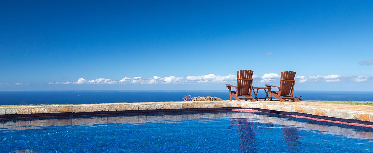The beautiful pool at Holualoa Inn looks out high above the Pacific Ocean