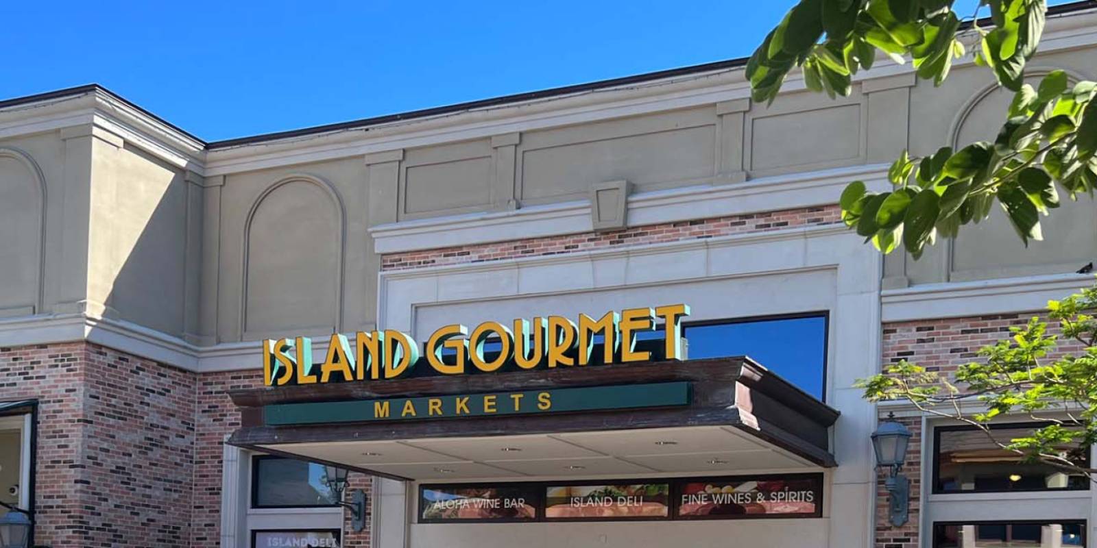 Queen's Marketplace: Big Island Shopping