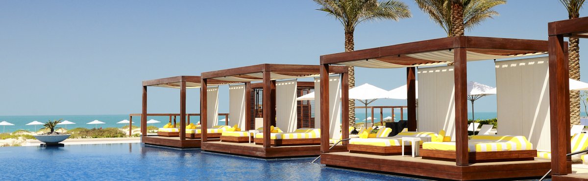 Luxury hotel pool overlooking the ocean in Hawaii