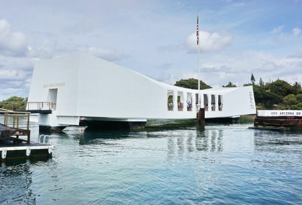 USS Arizona memorial to represent tourist activities to see in 48 hours in Honolulu Hawaii