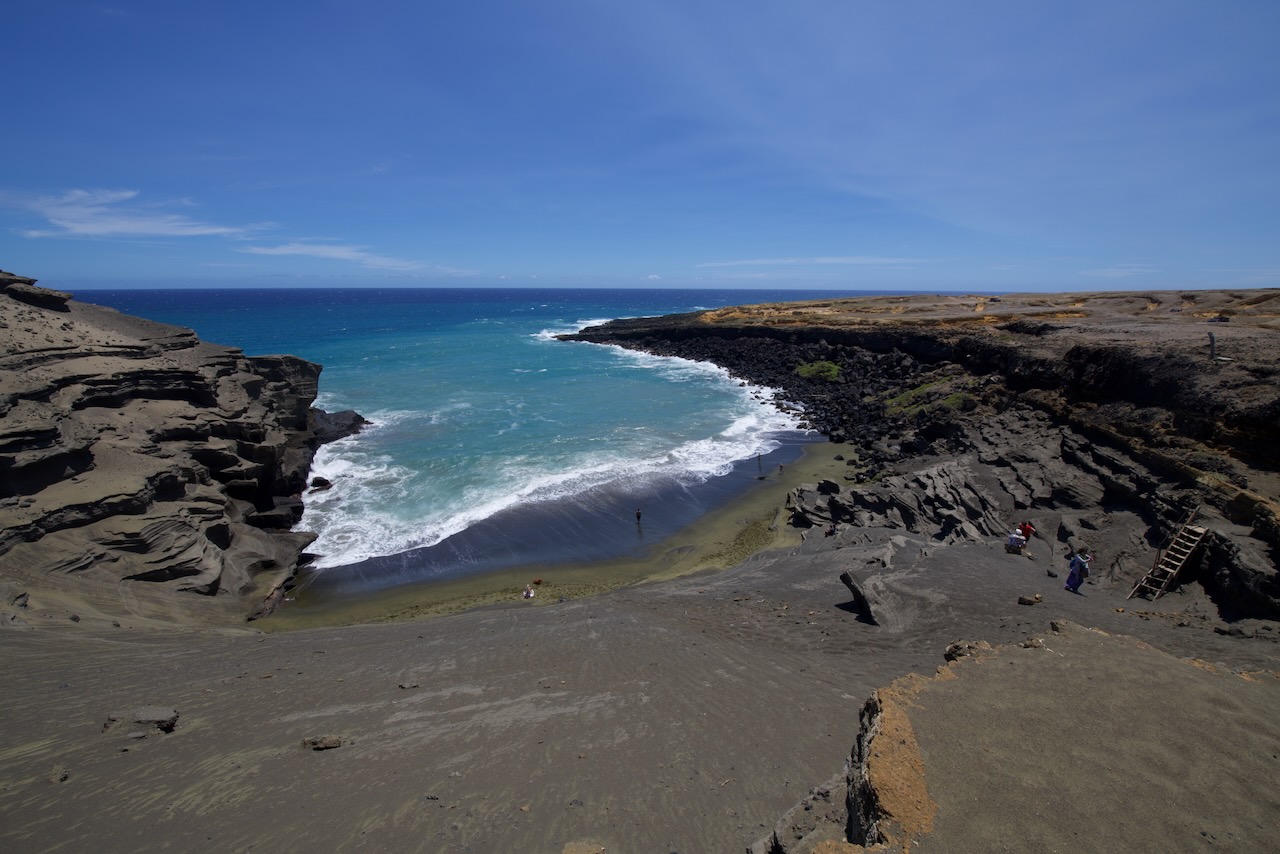 Papakōlea Green Sand Beach cove, Kaʻū, Big Island